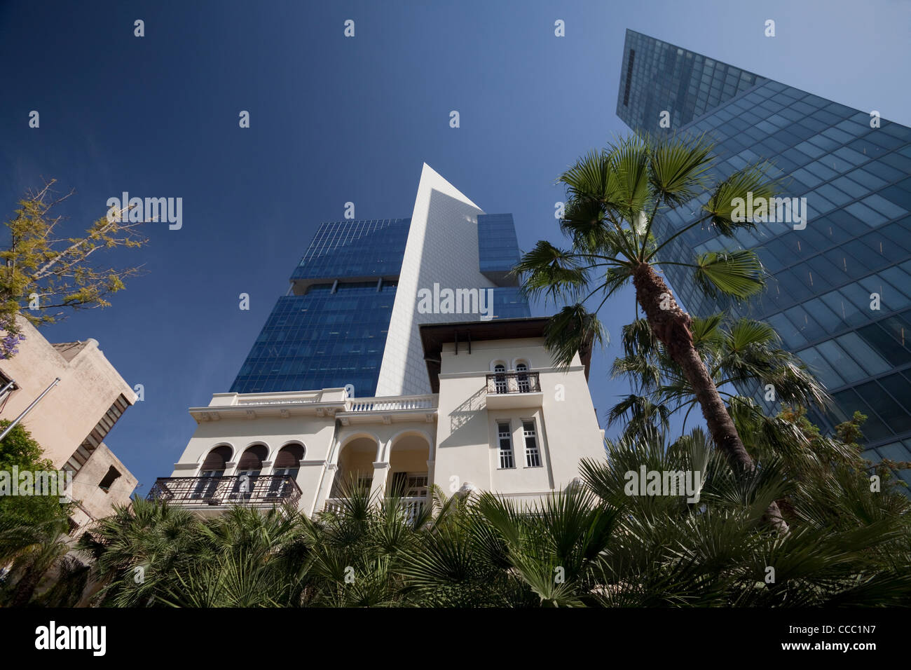 Villa des 19. Jahrhunderts in den Schatten gestellt von modernen Gebäuden am Rothschild Boulevard Tel Aviv Israel Stockfoto