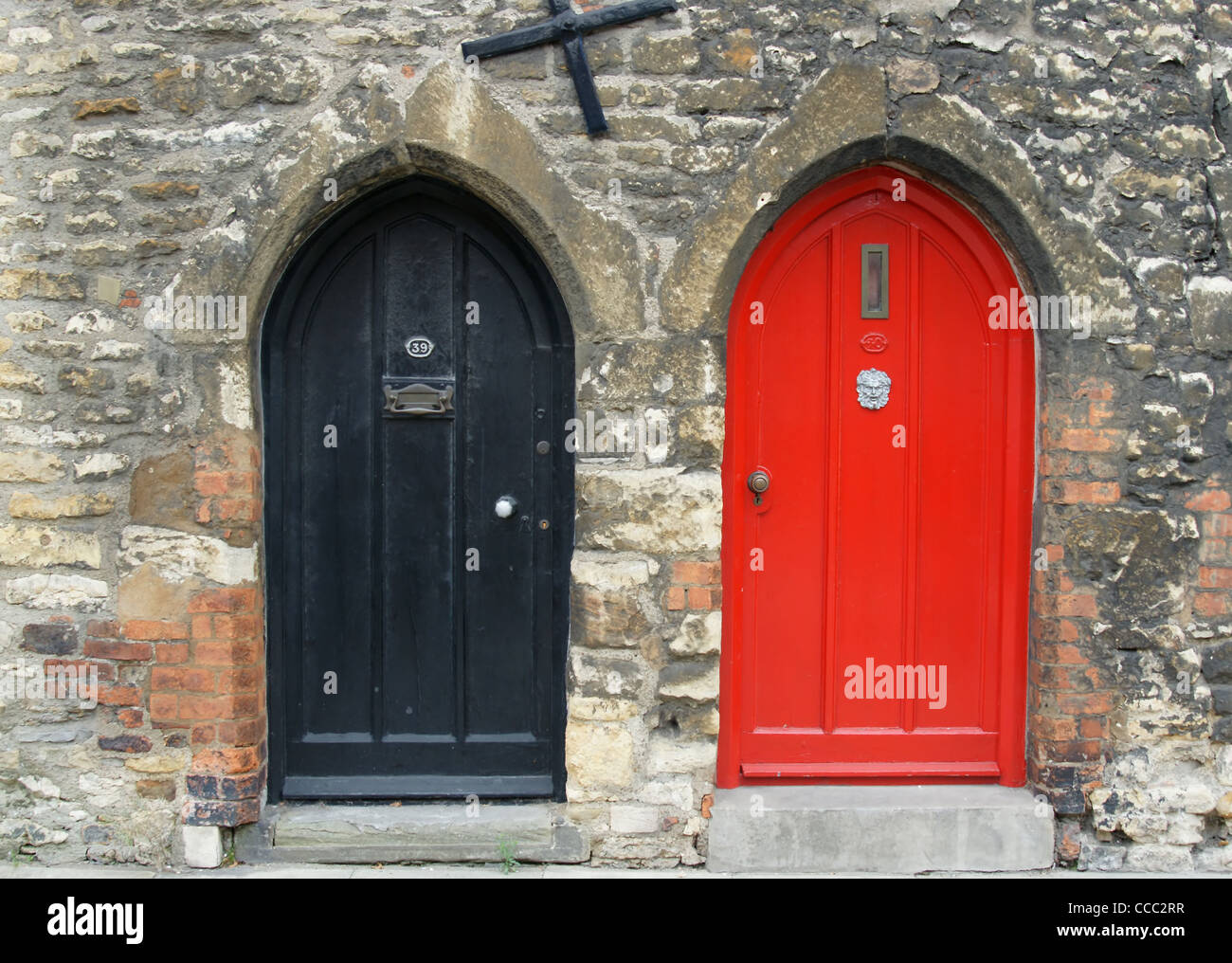 Rote und schwarze Haustüren in Altstadt, Lincoln Stockfoto