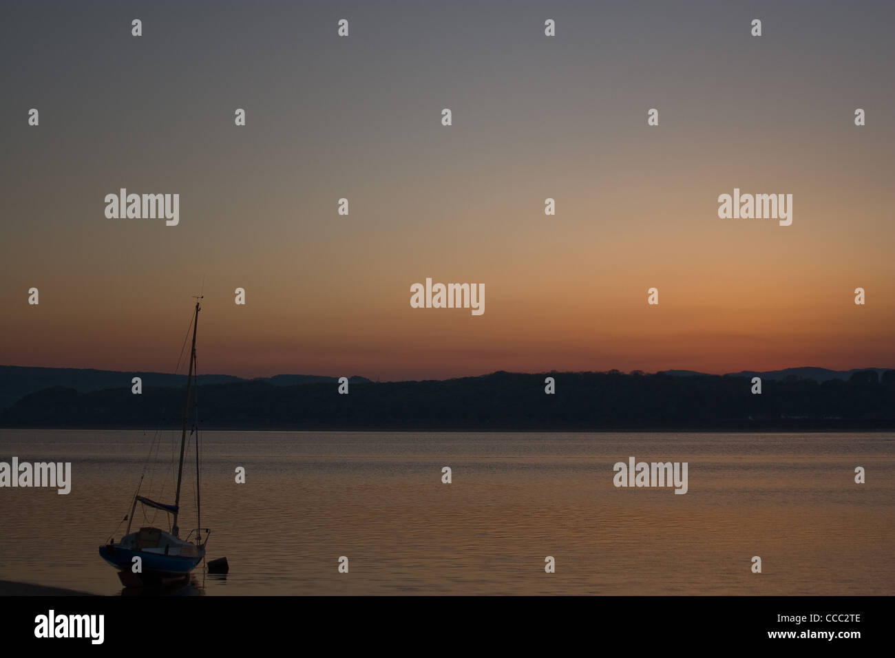 Yacht vor Anker an der Mündung des River Derwent, bei Sonnenuntergang. Stockfoto