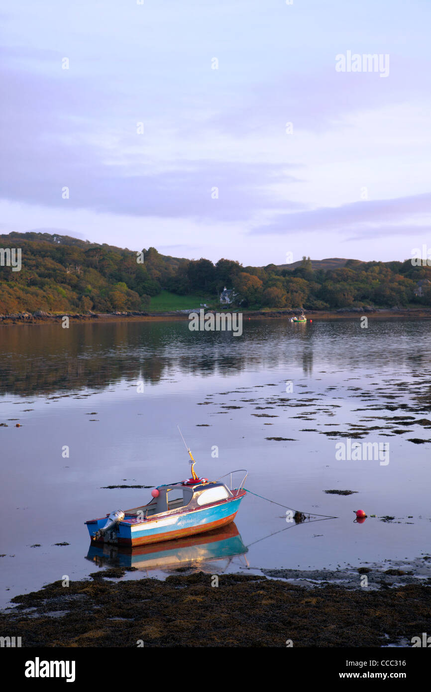 Motorboot vor Anker in Arisaig Hafen Highland Region Schottland Stockfoto