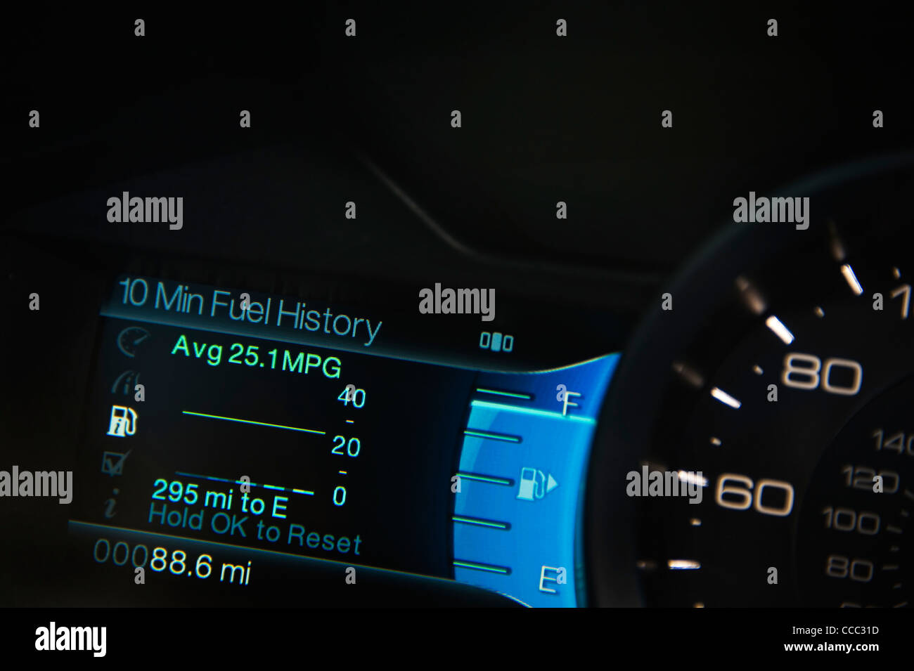 Kraftstoff Effizienz Anzeige im Kombiinstrument des modernen Autos Stockfoto