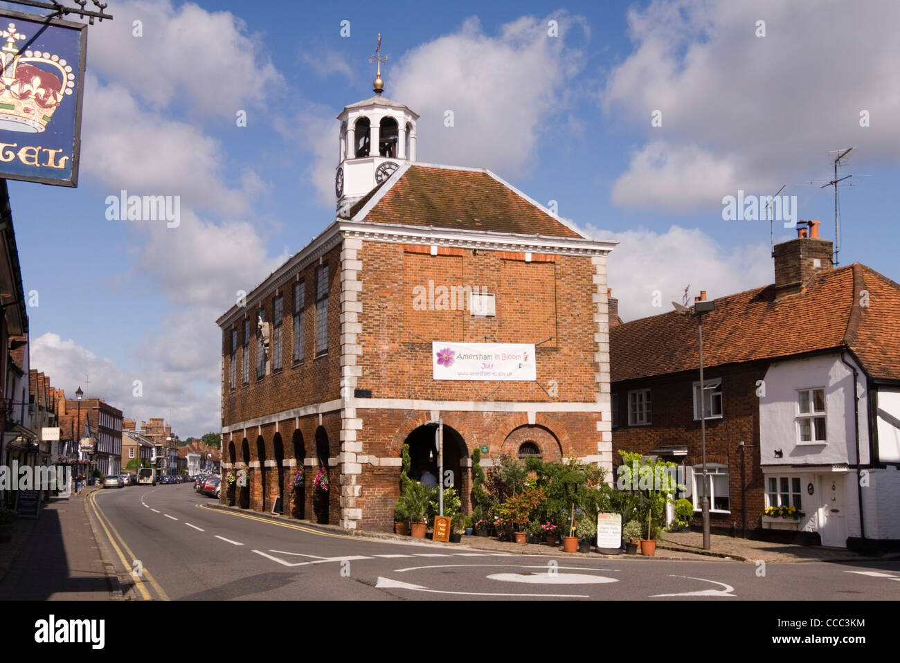 Old Amersham - High Street - Markthalle c1682 - Dorf in voller Blüte Display - hellem Sonnenlicht Stockfoto