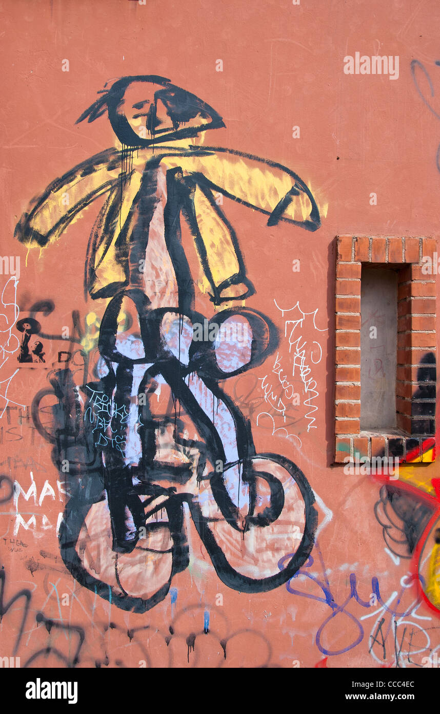 Graffiti-Gemälde an der Wand. Schmutzige Stadtmauer. Kinder Verantwortungslosigkeit. Stockfoto