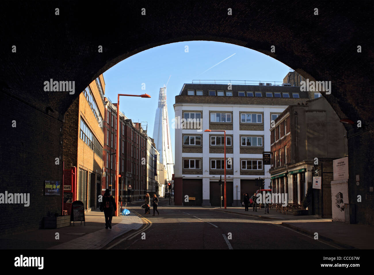 Blick auf den Shard Gebäude unter der Eisenbahnbrücke Union Street London England UK Stockfoto