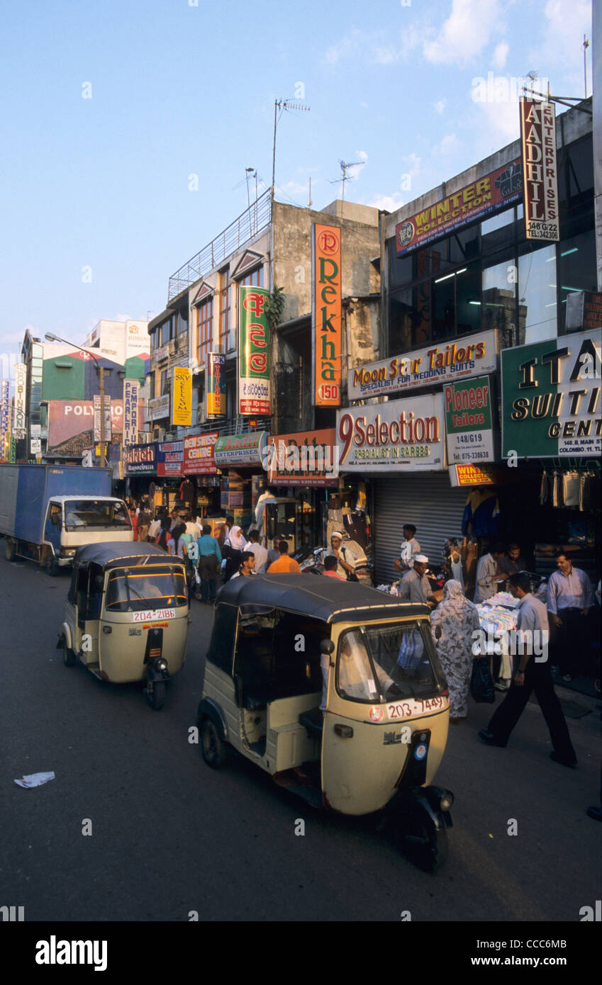 Belebten Straße mit typischen Tuktuks, 148 Main Street, Colombo 11 (Pettah), Sri Lanka Stockfoto