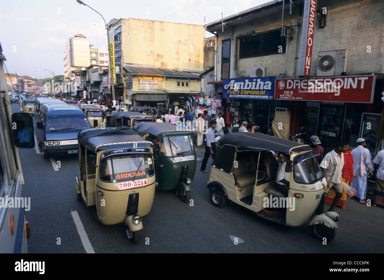 Belebten Straße mit typischen Tuktuks, 216 Main Street, Colombo 11 (Pettah), Sri Lanka Stockfoto