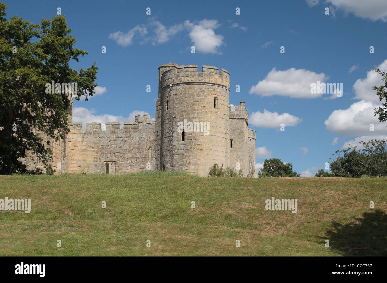 Anzeigen der Wassergraben Wand vor dem Süd-Ost-Turm aus dem 14. Jahrhundert Bodiam Castle, East Sussex, England UK. Stockfoto
