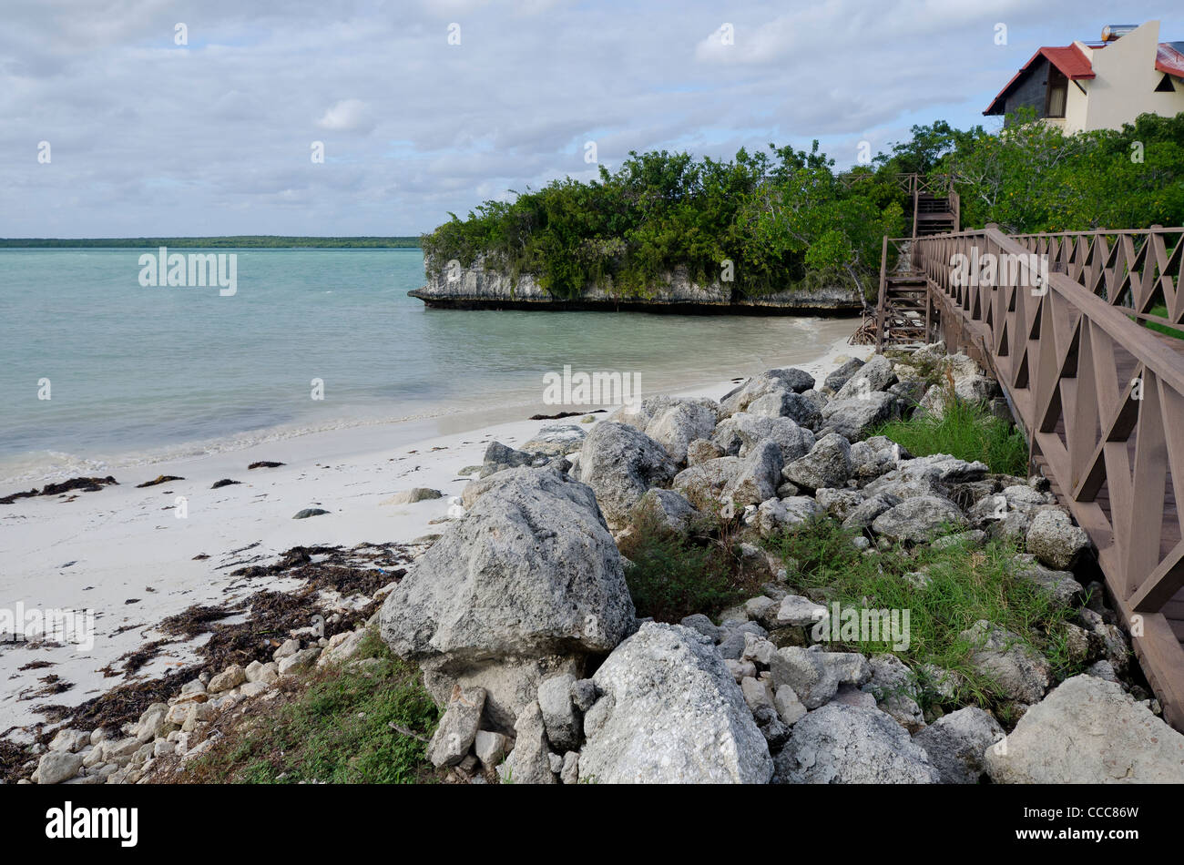 Strand und Gehweg zwischen Marina Gaviota und Cayo Las Brujas Resort, Kuba Stockfoto