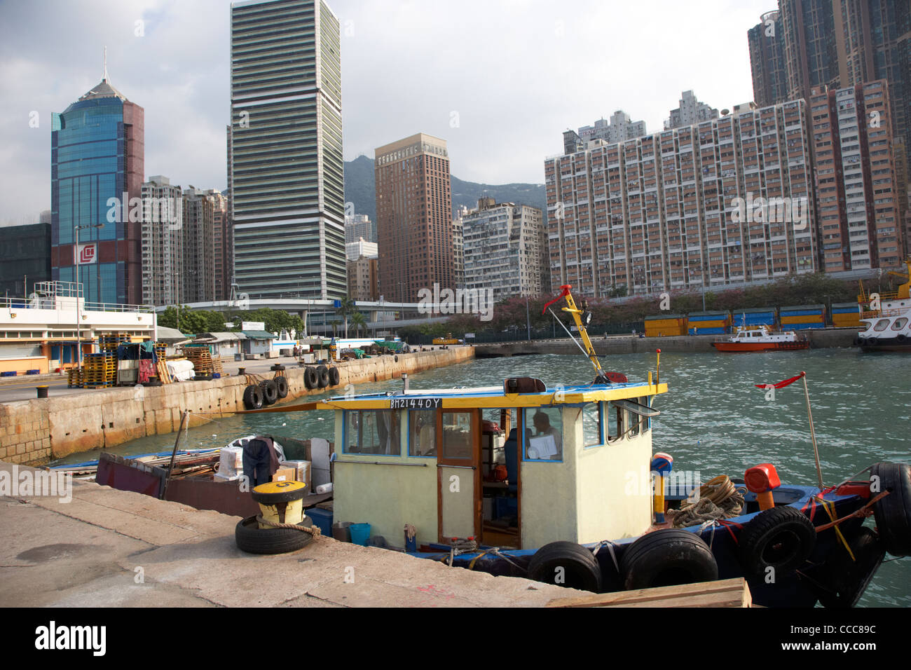 kleines kommerziellen Boot gefesselt auf einer Mole im westlichen Bezirk Hongkong Sonderverwaltungsregion Hongkong China Asien Stockfoto