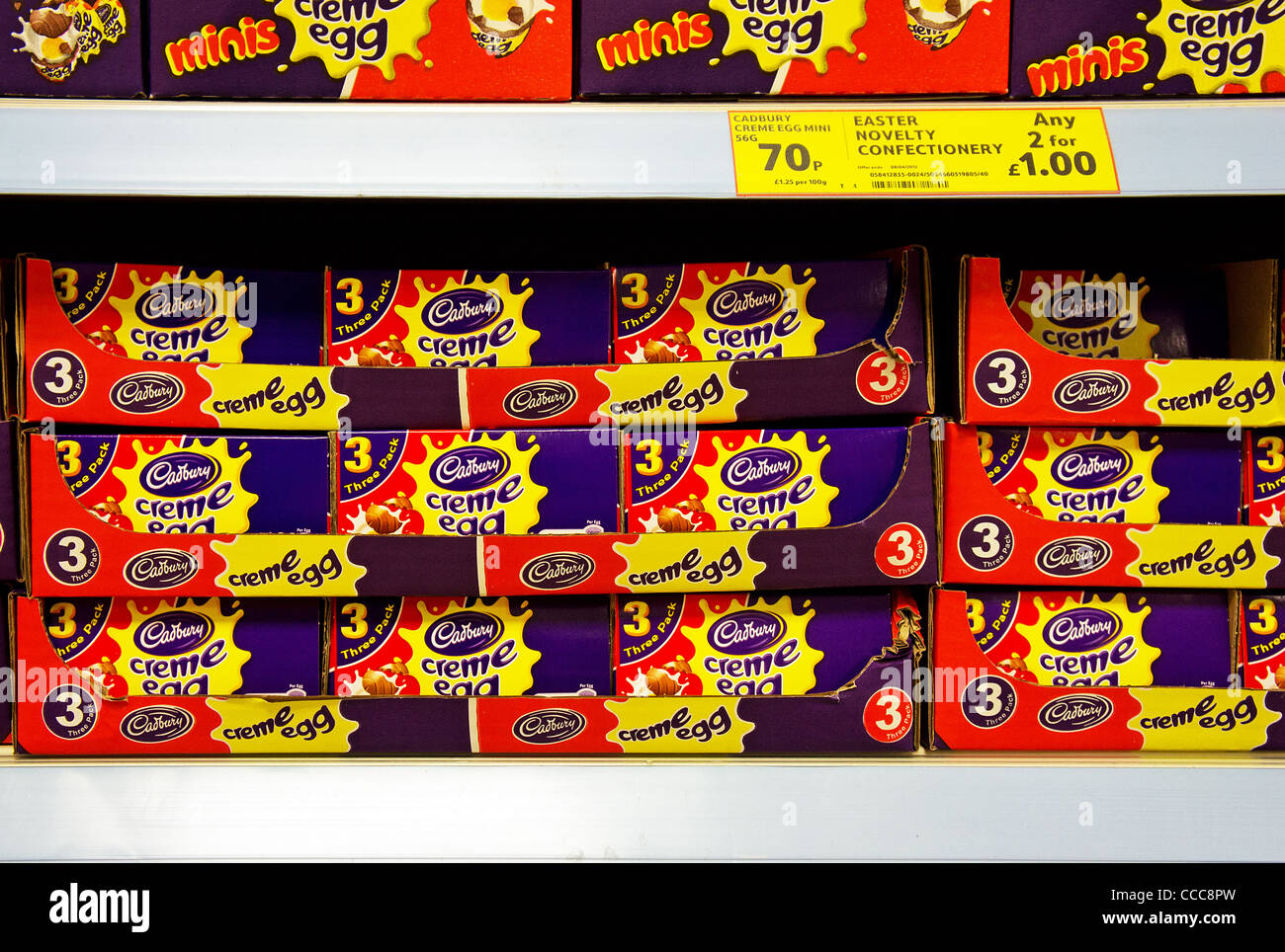 Cadbury Creme Eiern auf einem Supermarktregal, UK Stockfoto