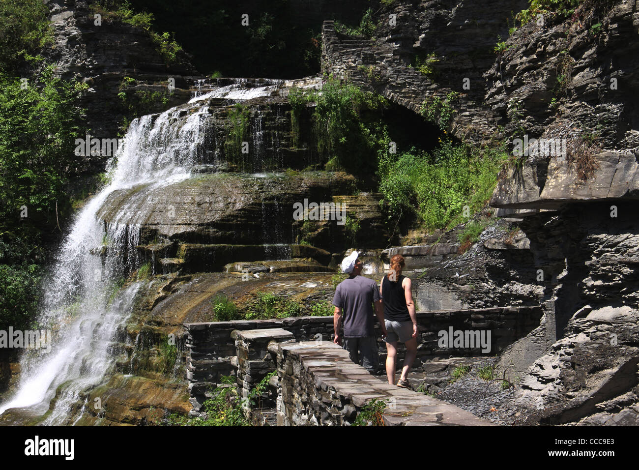 Trail-Wanderer-Brücke am Wasserfall Robert H Treman State Park Ithaca Stockfoto