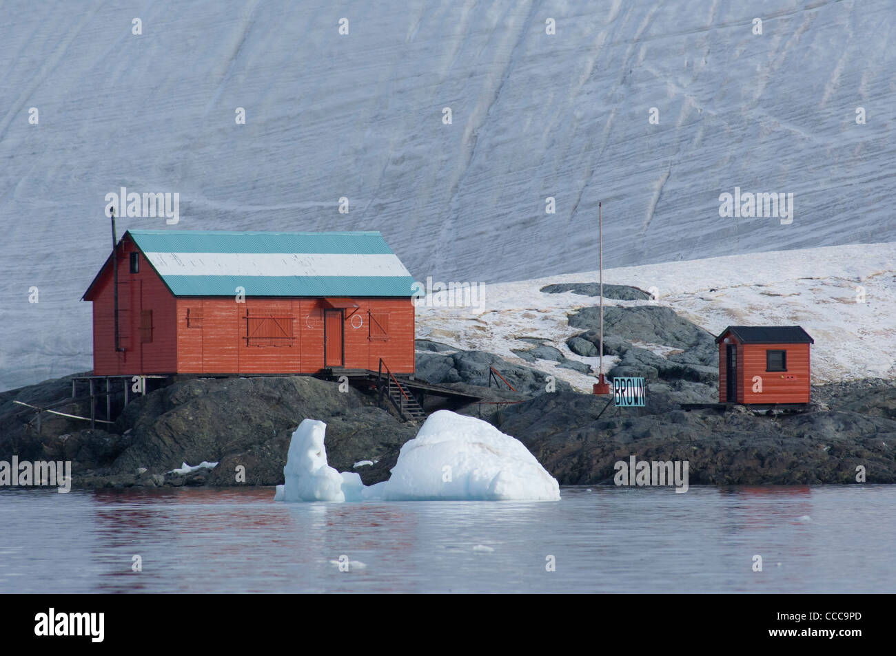 Antarktis, antarktische Halbinsel. Paradise Harbour, braune Station aka Almirante Brown. Argentinischen Sommer Bahnhofsgebäude. Stockfoto