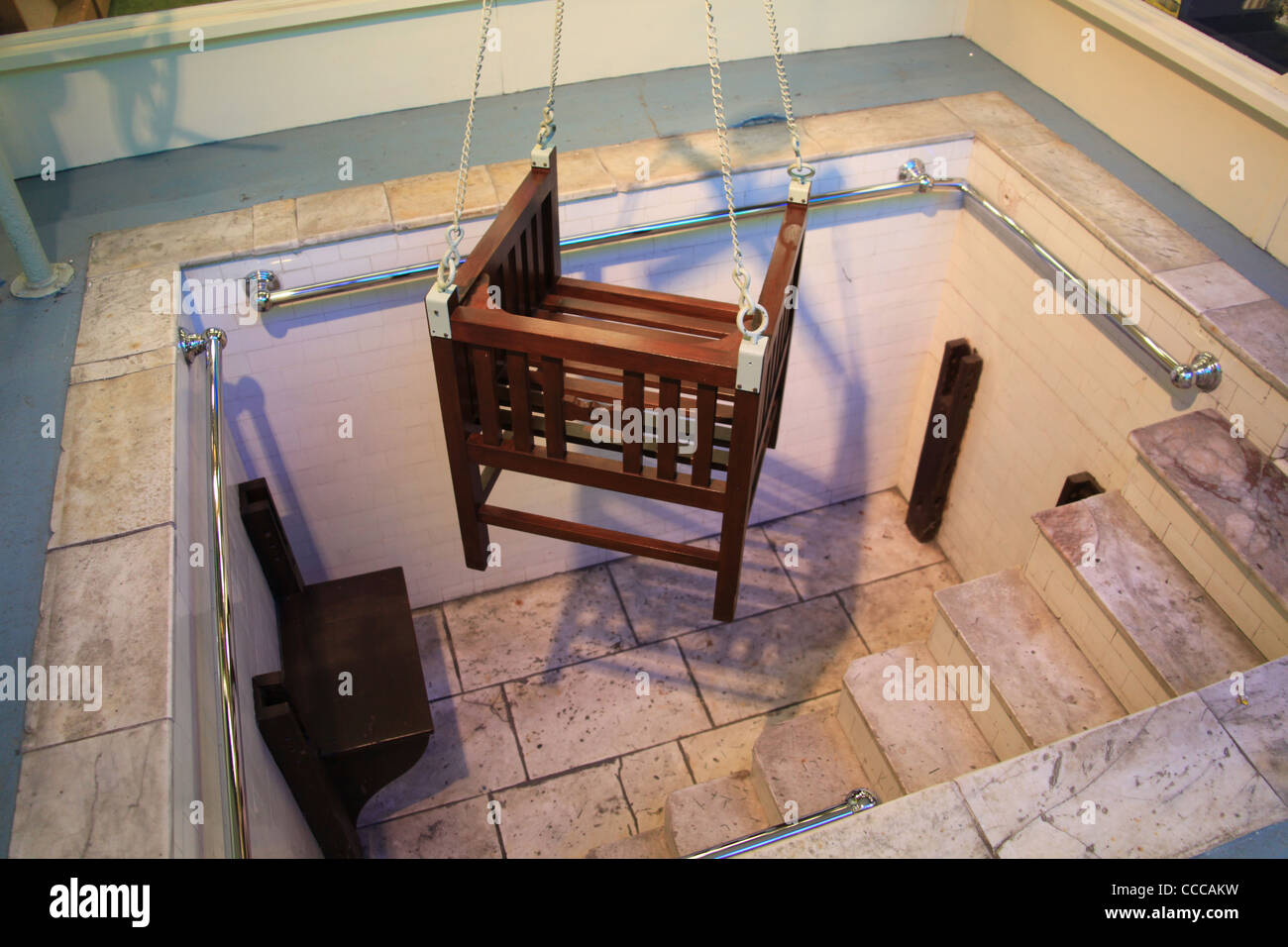 Bad und Ausrüstung in Buxton aus den Tagen der natürlichen Mineral-Bäder erhalten Stockfoto