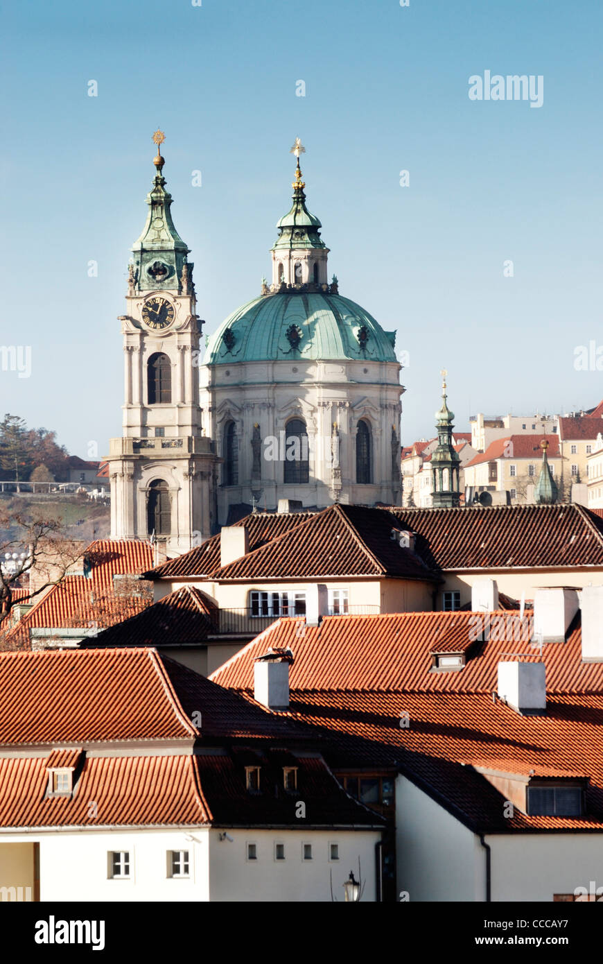 Blick auf St.-Nikolaus-Kirche und roten Terrakotta-Dächer Stockfoto