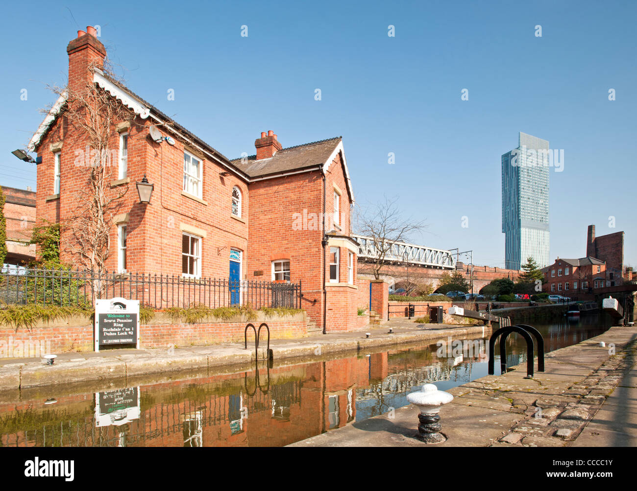 Bridgewater Kanalschleuse 92 (Herzöge Lock), Schleusenwärter Cottage & Beetham Tower, Castlefield, Manchester, England, Vereinigtes Königreich Stockfoto