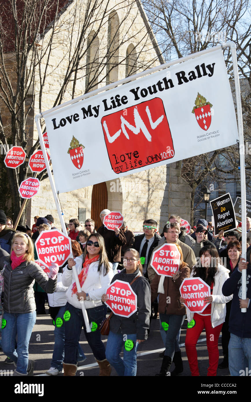 Menschen tragen Zeichen, die gelesen "Abtreibung jetzt beenden" während des jährlichen Marsches für das Leben in der Innenstadt von Raleigh, North Carolina, USA Stockfoto