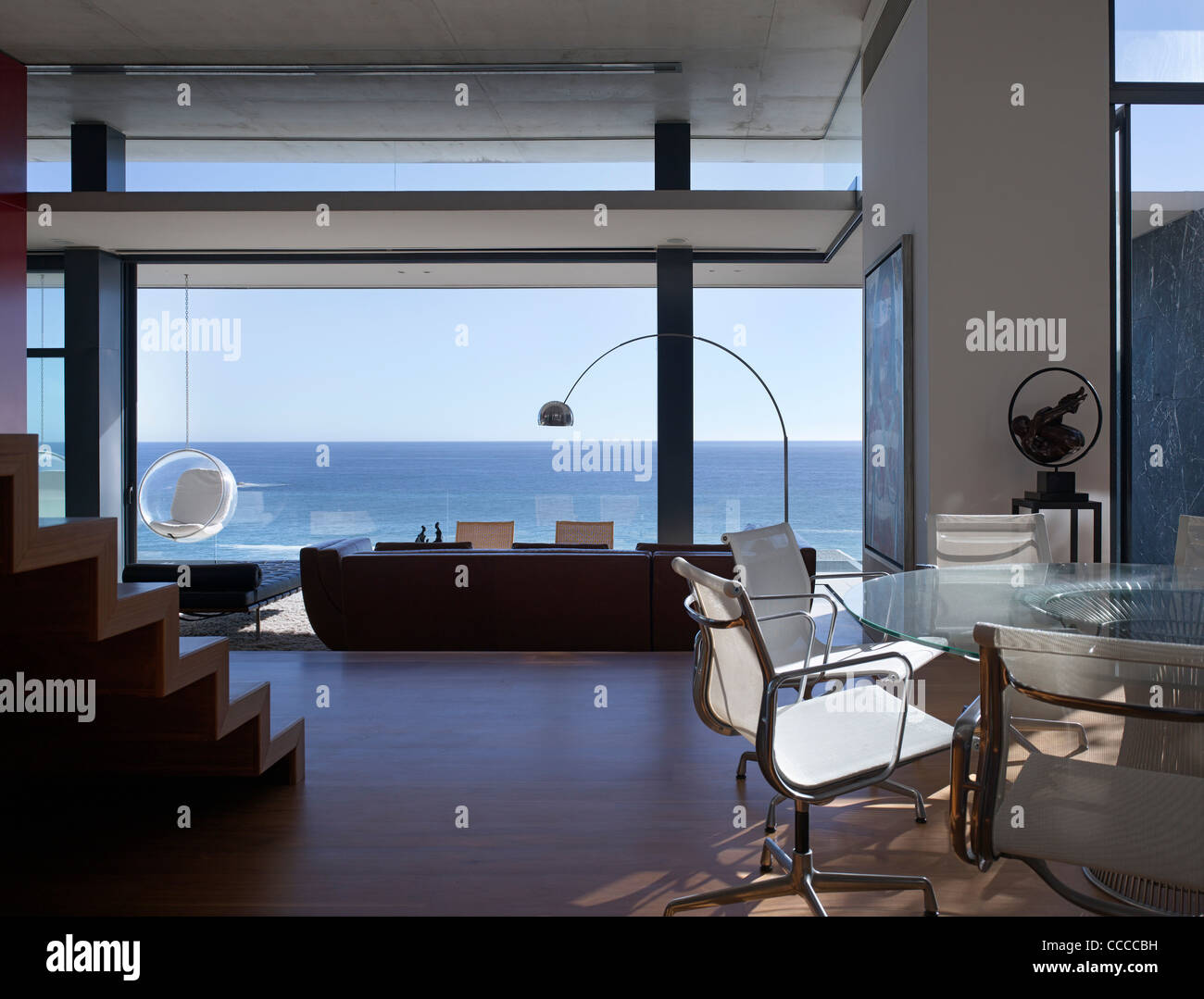 STEFAN ANTONI OLMESDAHL TRUEN ARCHITECTS PRIVATE HOUSE KAPSTADT SÜDAFRIKA ANSICHT DURCH INNERE MIT LOUNGE UND ESSBEREICH Stockfoto