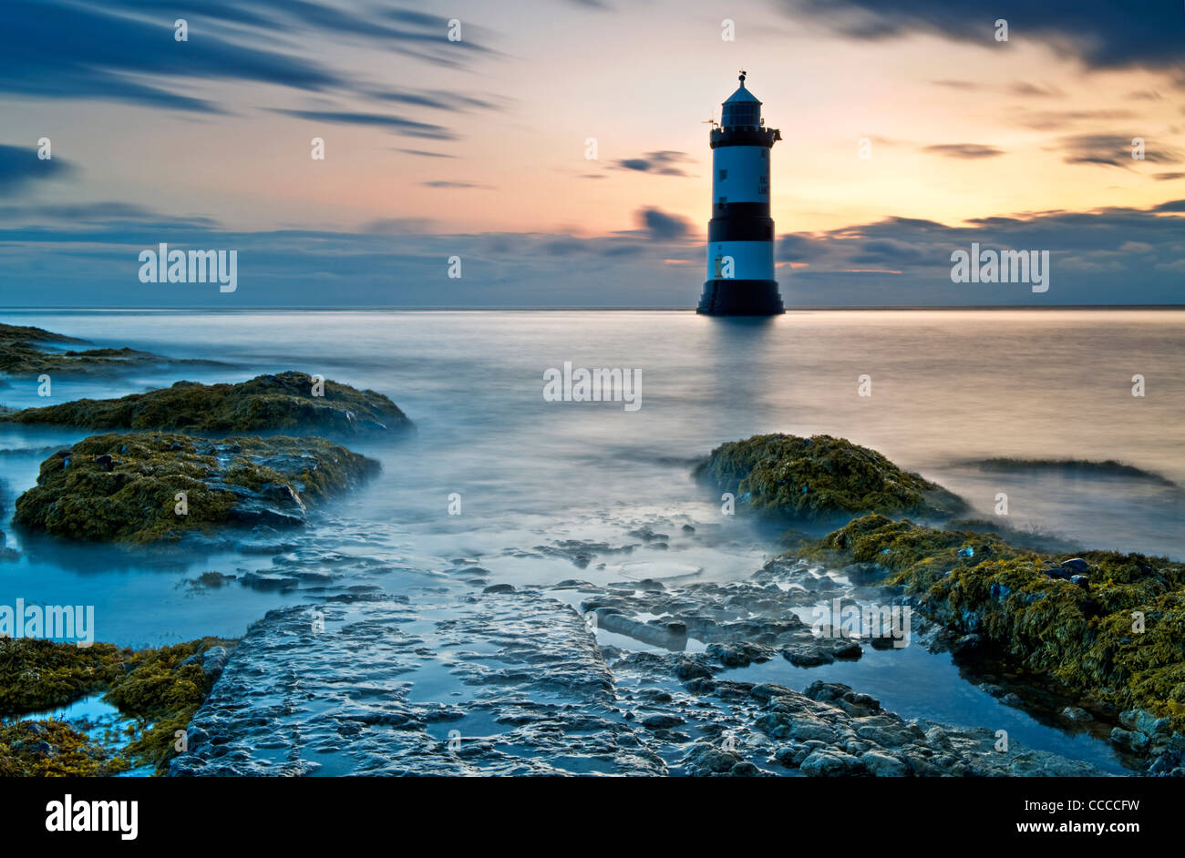 Morgendämmerung am Penmon Point Lighthouse, Penmon, Isle of Anglesey, North Wales, UK Stockfoto