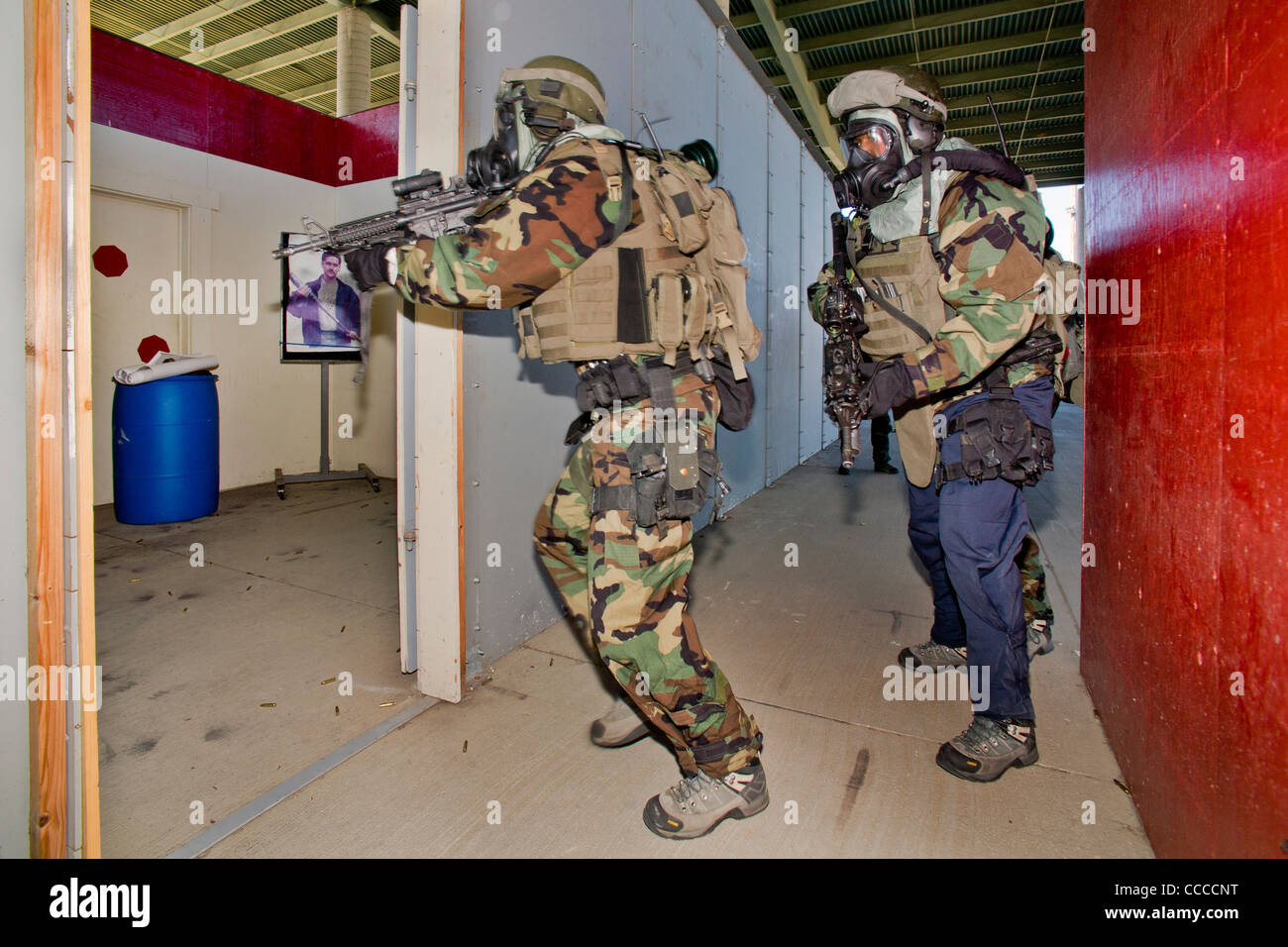 FBI SWAT Team Praktiken verletzt ein Zimmer in einer "Live-Feuer töten Haus" taktische Schulungseinrichtung in Südkalifornien. Stockfoto