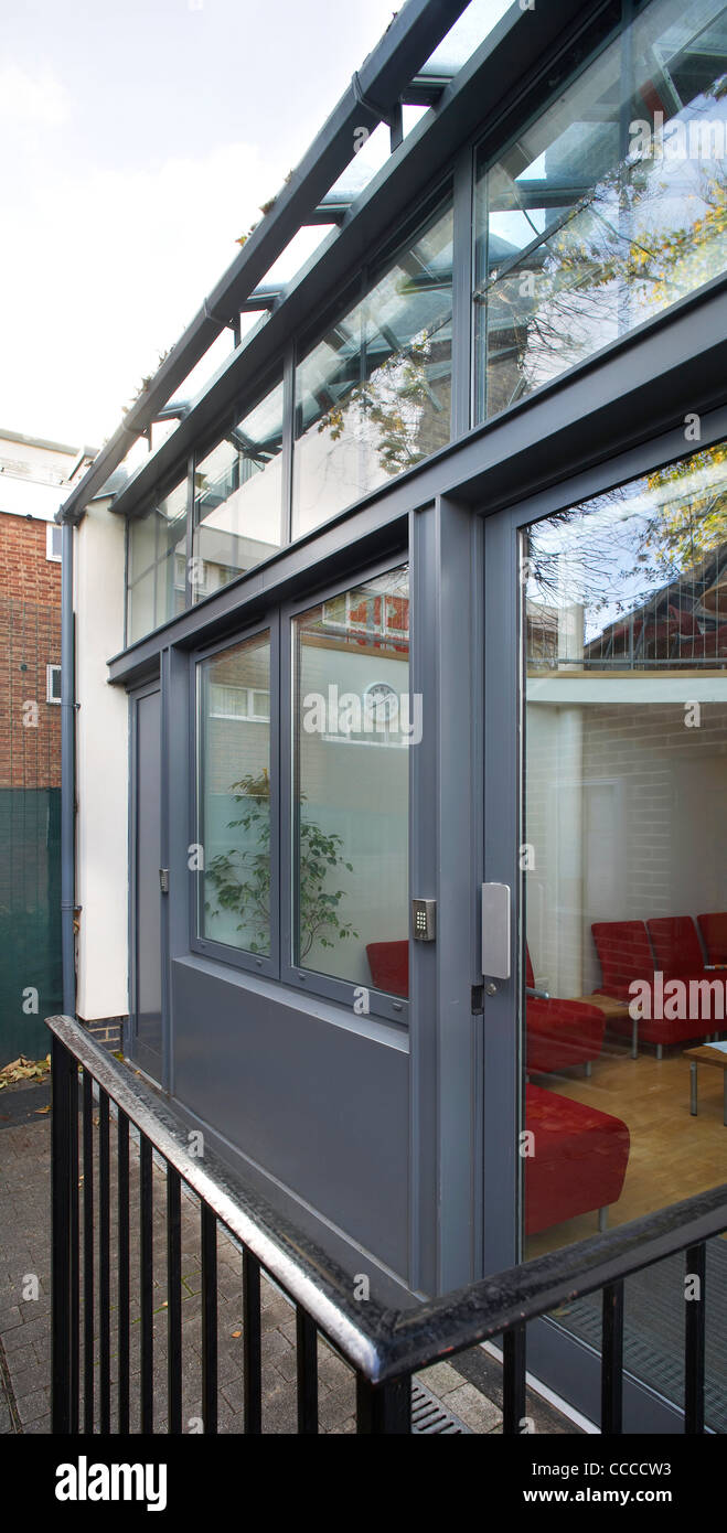 PRIVATHAUS, ARCHICRAFT, ROB MATHISON, SOUTH WOODFORD, LONDON, UK, 2009. AUßENANSICHT VON DER VORDERSEITE DES HAUSES Stockfoto