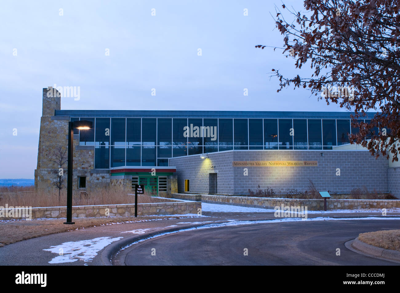 Minnesota Valley National Wildlife Refuge Visitor Center in Bloomington, Minnesota Haupteingang und Gehweg Stockfoto