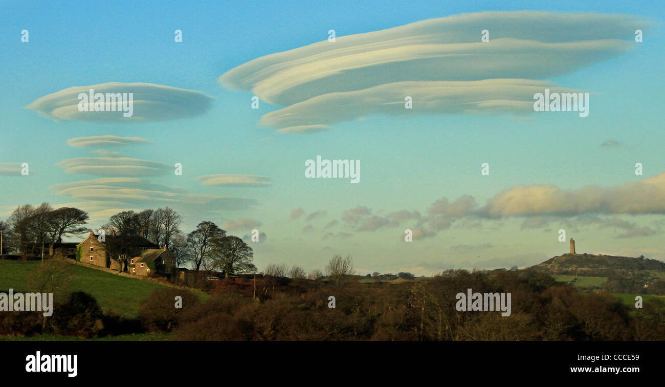 Linsenförmige Wolken über Huddersfield UK Stockfoto