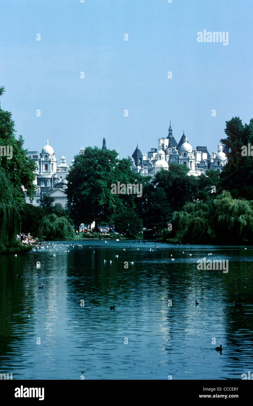 St. James Park, See Horseguards und Whitehall London England UK von Fussgängerbrücke Armee Gebäude Sitz Stockfoto