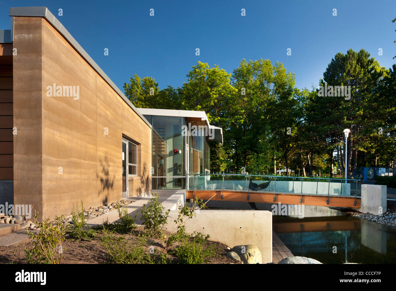 Das Design des Gebäudes ist durch die Küsten-Salish Langhaus inspiriert. Das Gebäude verfügt über zeitgenössische und traditionelle Haus Beiträge Stockfoto