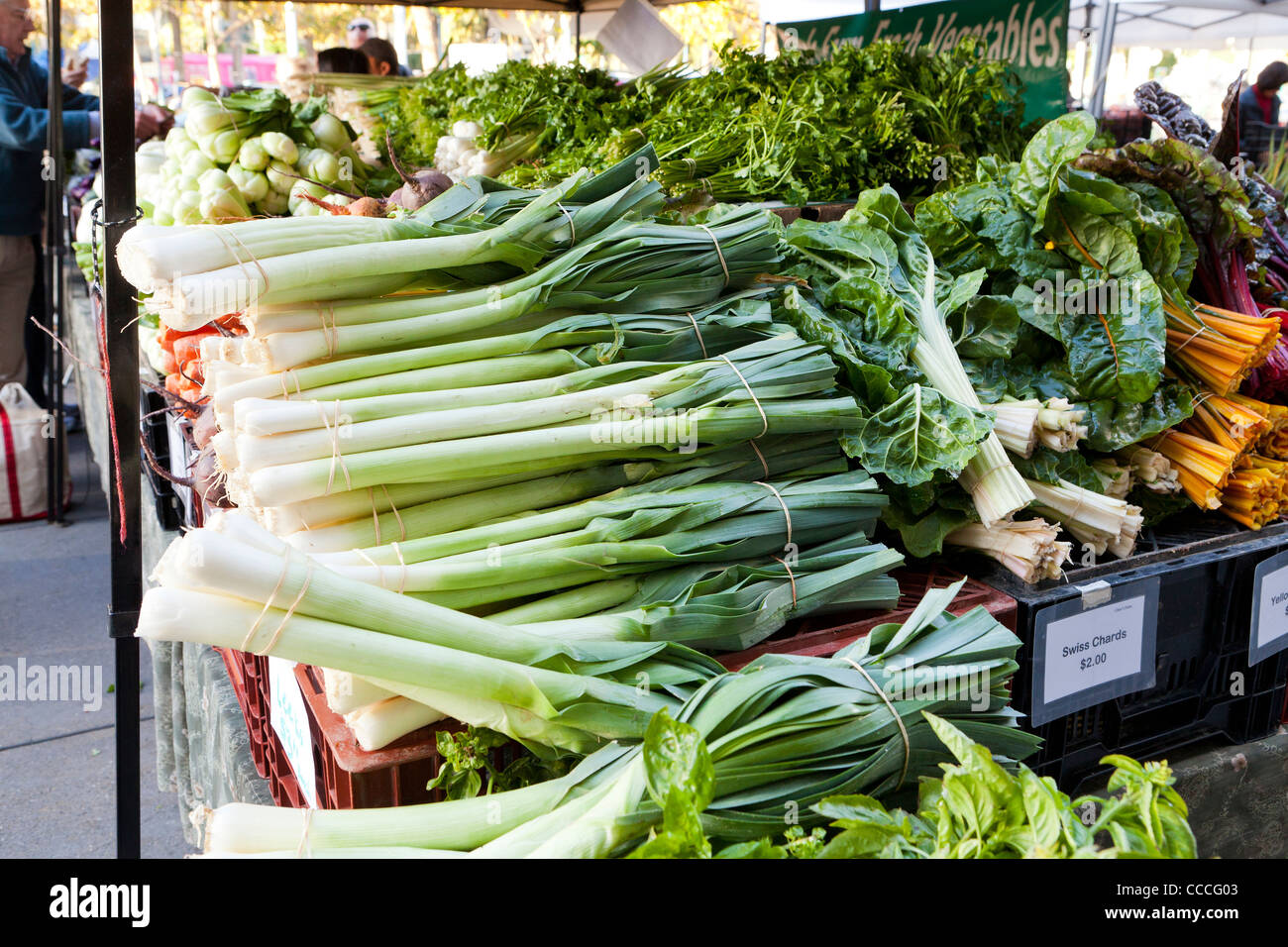 Trauben von Bio Lauch und Mangold auf einem Bauern-Markt - San Francisco, Kalifornien, USA Stockfoto