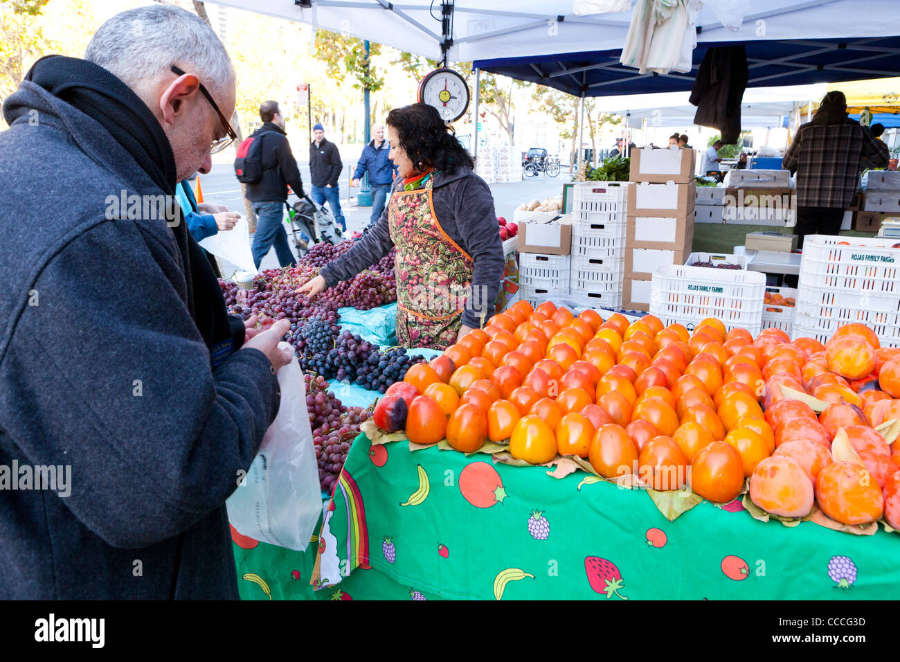 Älterer Mann kaufen Bio-Obst auf Bauernmarkt - San Francisco, Kalifornien, USA Stockfoto