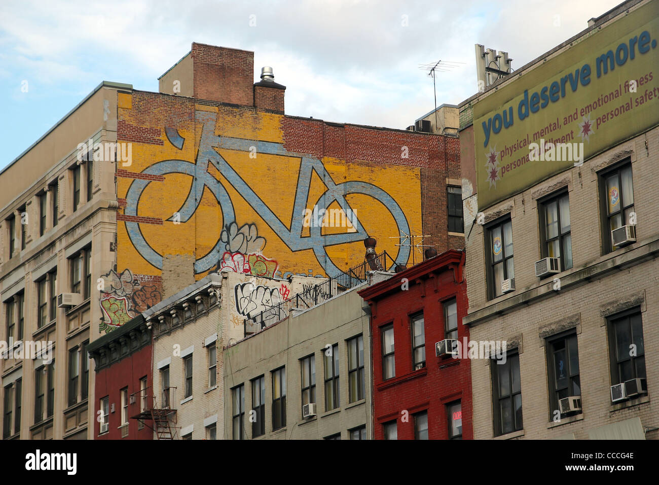 Ein Wandbild mit einem Fahrrad unter den Gebäuden auf einer Straße in Manhattan Stockfoto