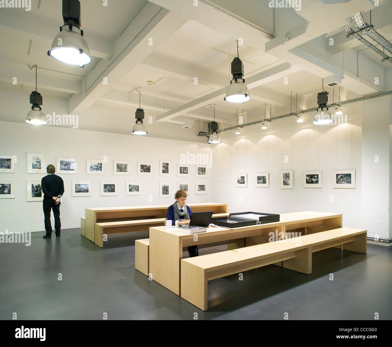 Londoner Büro John Mcaslan Partner London uk 2009 Innenaufnahme zeigt offene planen Galerie Bereich ordentlich Holz-Tische Bänke Stockfoto