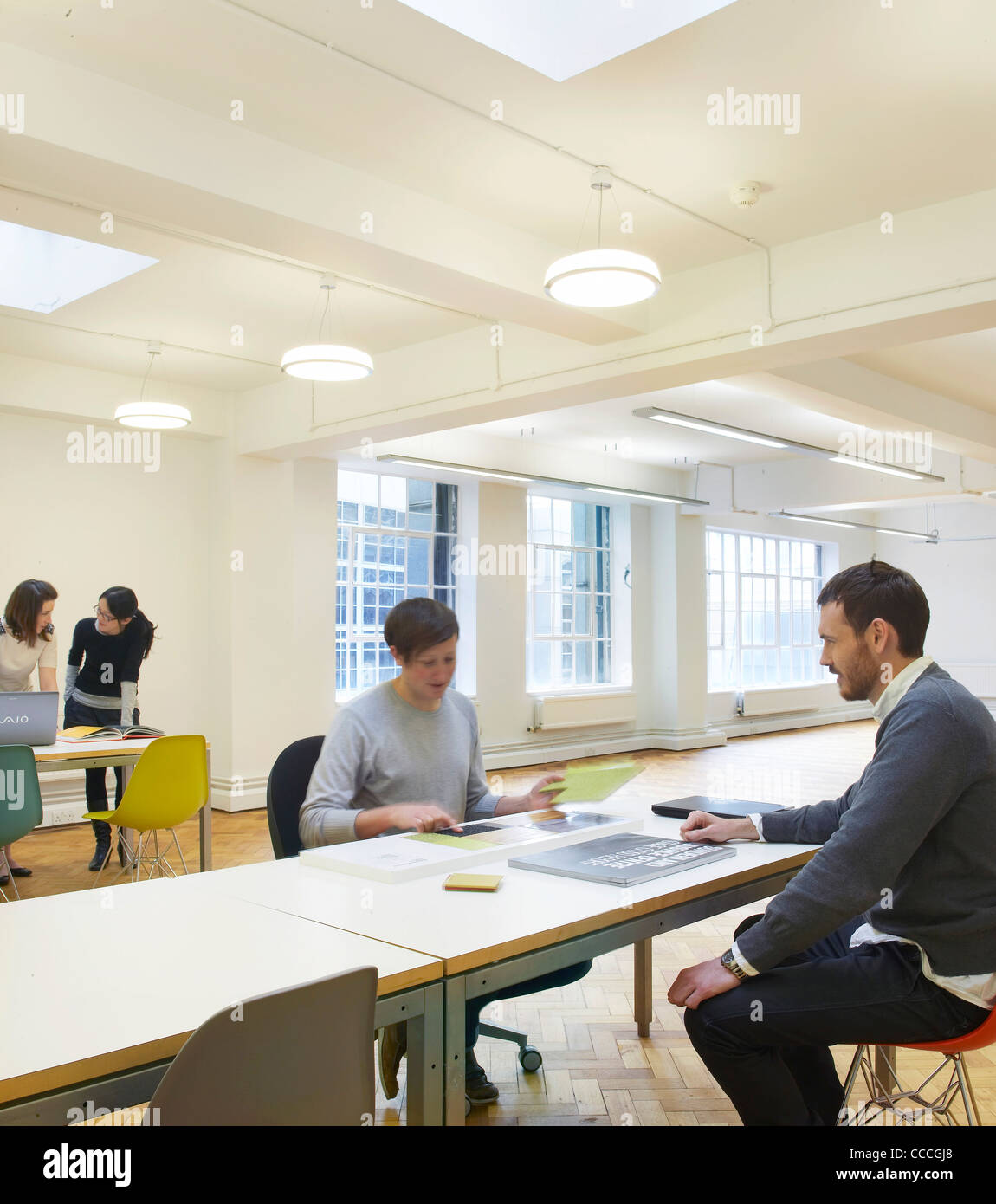 Büro in London, John Mcaslan und Partner, London, Vereinigtes Königreich, 2009. Innenaufnahme des Menschen treffen sich in der hellen geräumigen Innenraum Stockfoto