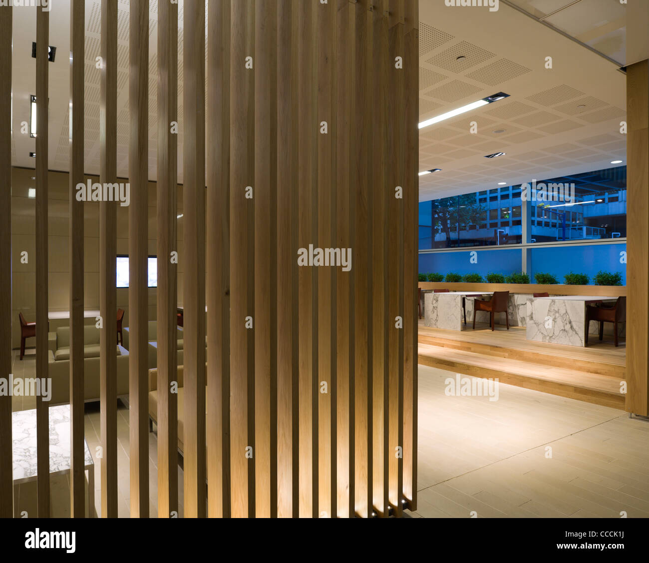 Büro-Eingangsbereich zu Wasserzeichen, besetzt von Nomura. Architektur von Fletcher Priester und Lichtplanung von Waterman Stockfoto