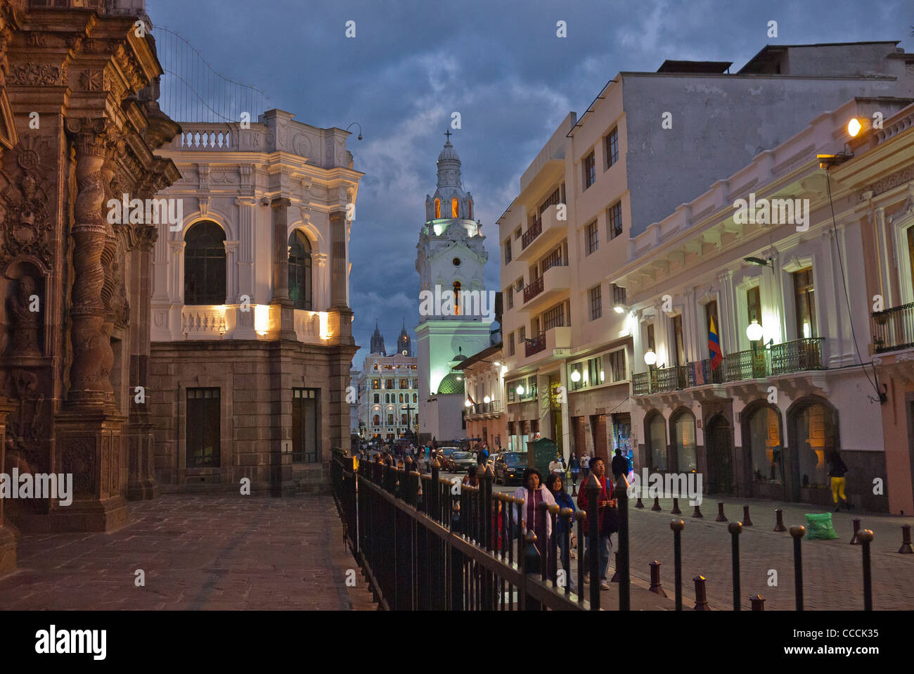 Nächtliche Straßenszene vor La Compañía de Jesús Kirche in der Altstadt von Quito, Ecuador. Stockfoto