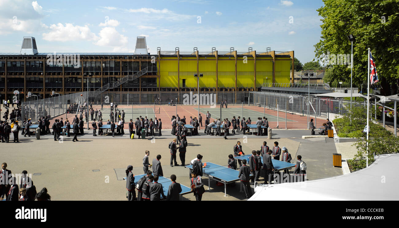 Mossbourne Akademie, Richard Rogers und Partner, 2011 insgesamt außen anzeigen mit Studenten Stockfoto