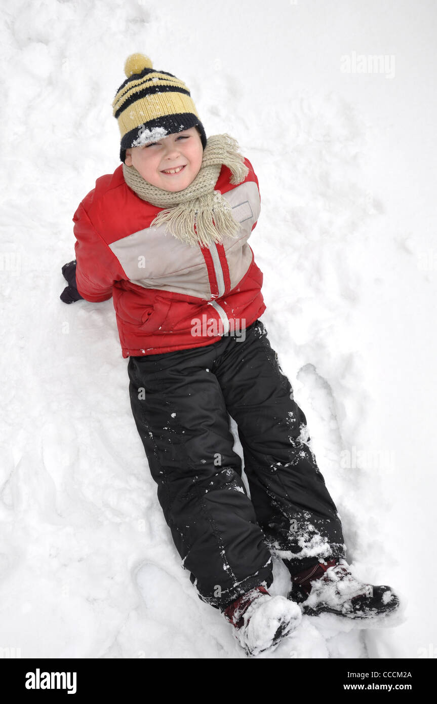 junge Kind Portrait lustig einen Winter schneit Schnee suchen Blick seiner Augen schließen Kleidung Hut schön sympathisch interessant Interesse Stockfoto