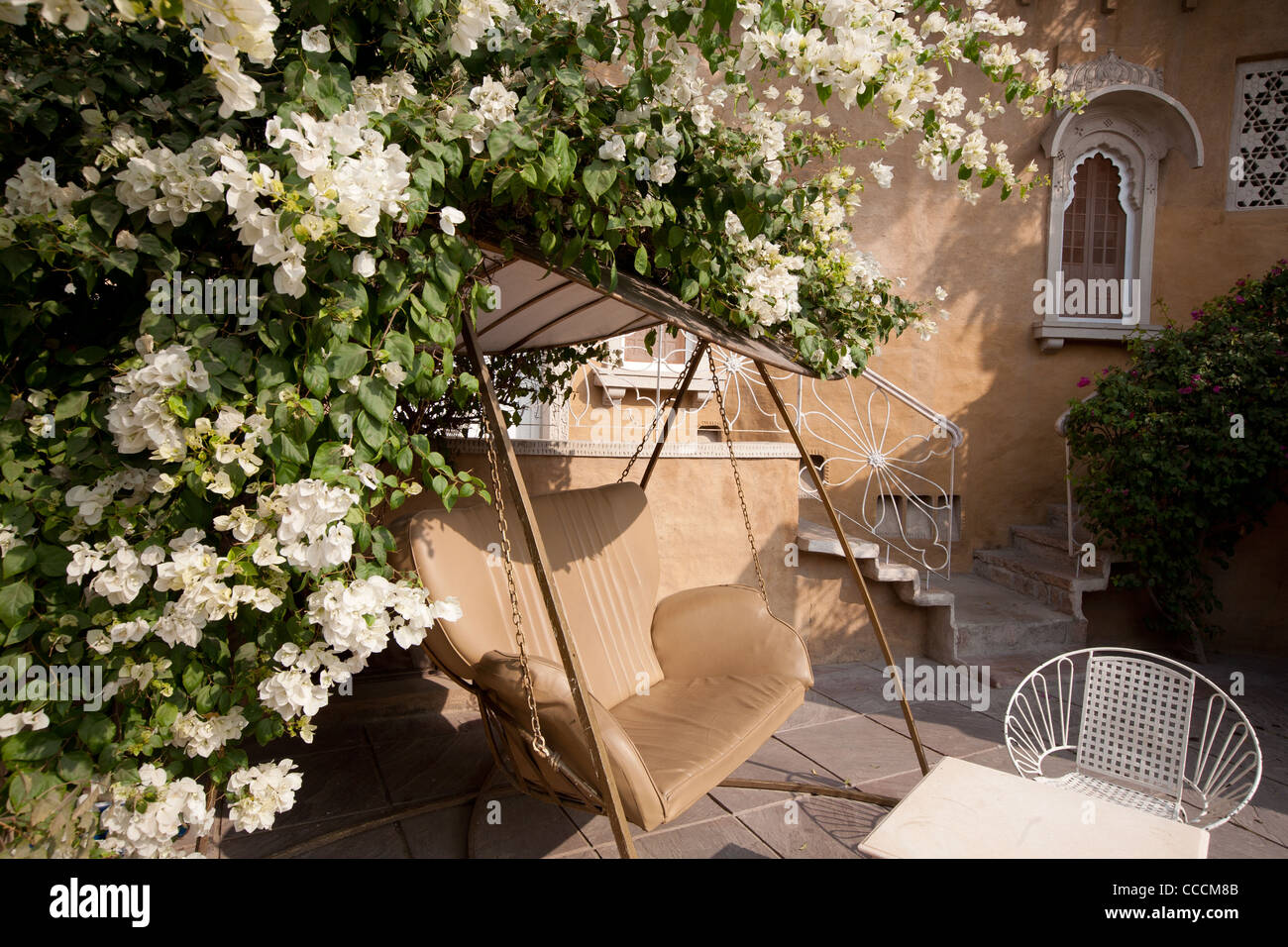 Den Garten und zum Pool von Ajit Bhawan Hotel in Jodhpur in Rajasthan, Indien Stockfoto