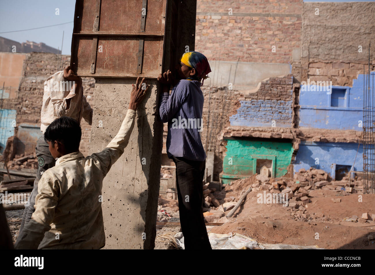 Arbeiter auf einer Baustelle in Jodhpur in Rajasthan, Indien. Stockfoto