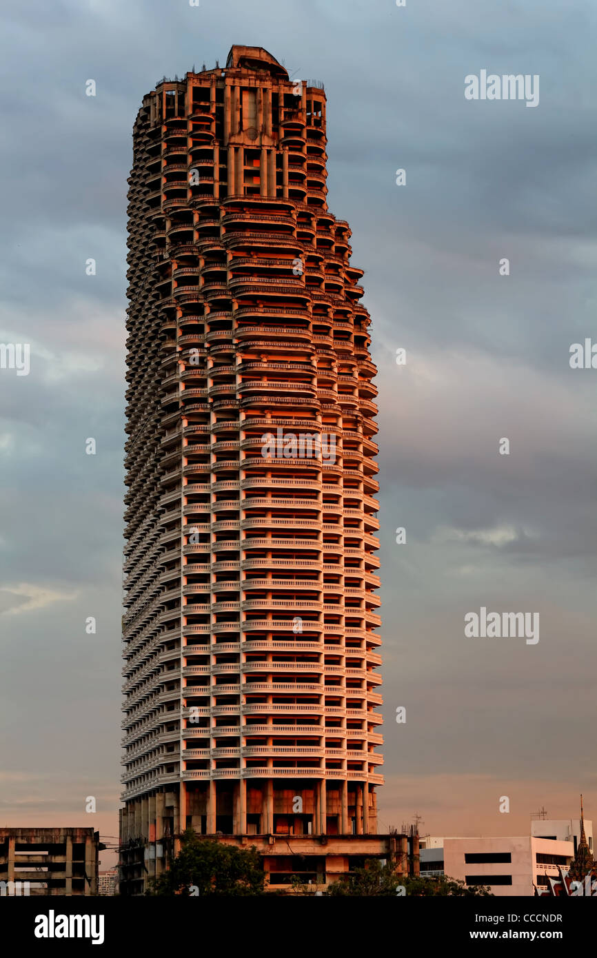 Bangkoks berühmte Ghost Building bei Sonnenuntergang (Sathorn Unique) - 50 Stockwerke (aufgegeben 15 Jahre) Stockfoto