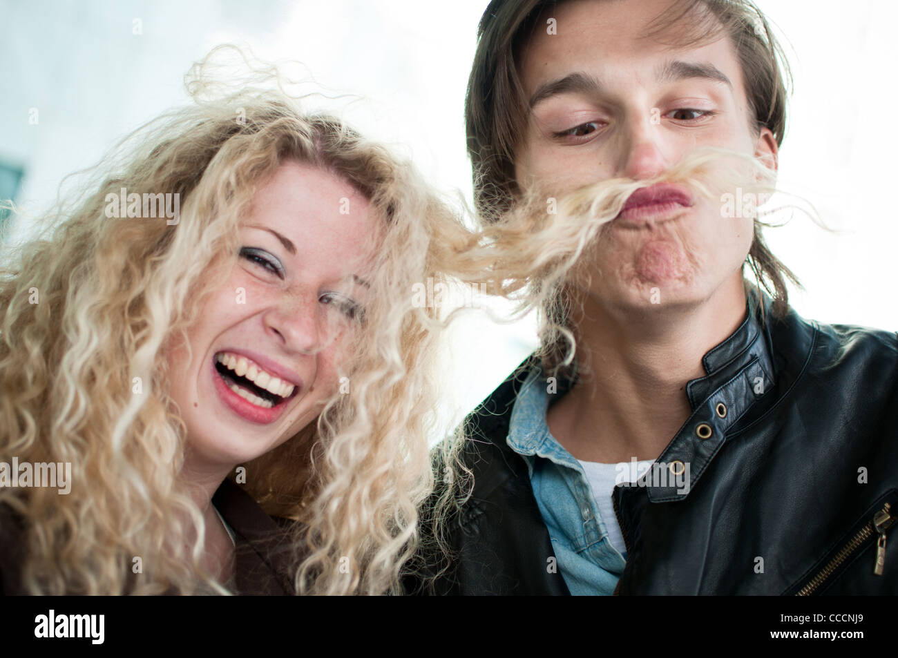 Großer Spaß - paar mit Haaren spielen Stockfoto