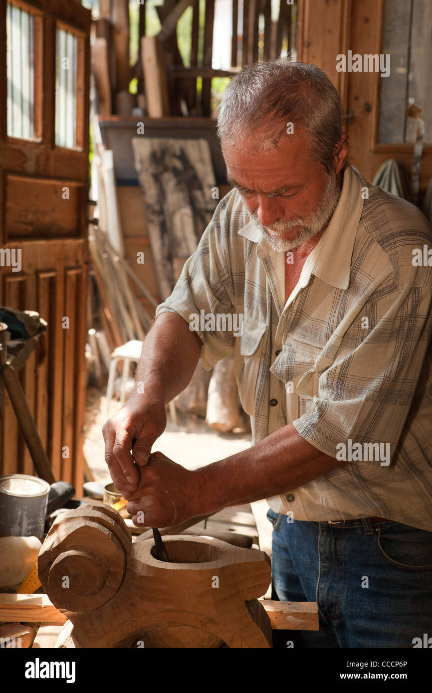 Handwerker bei der Arbeit in seinem Stall arbeiten mit Holz Stockfoto