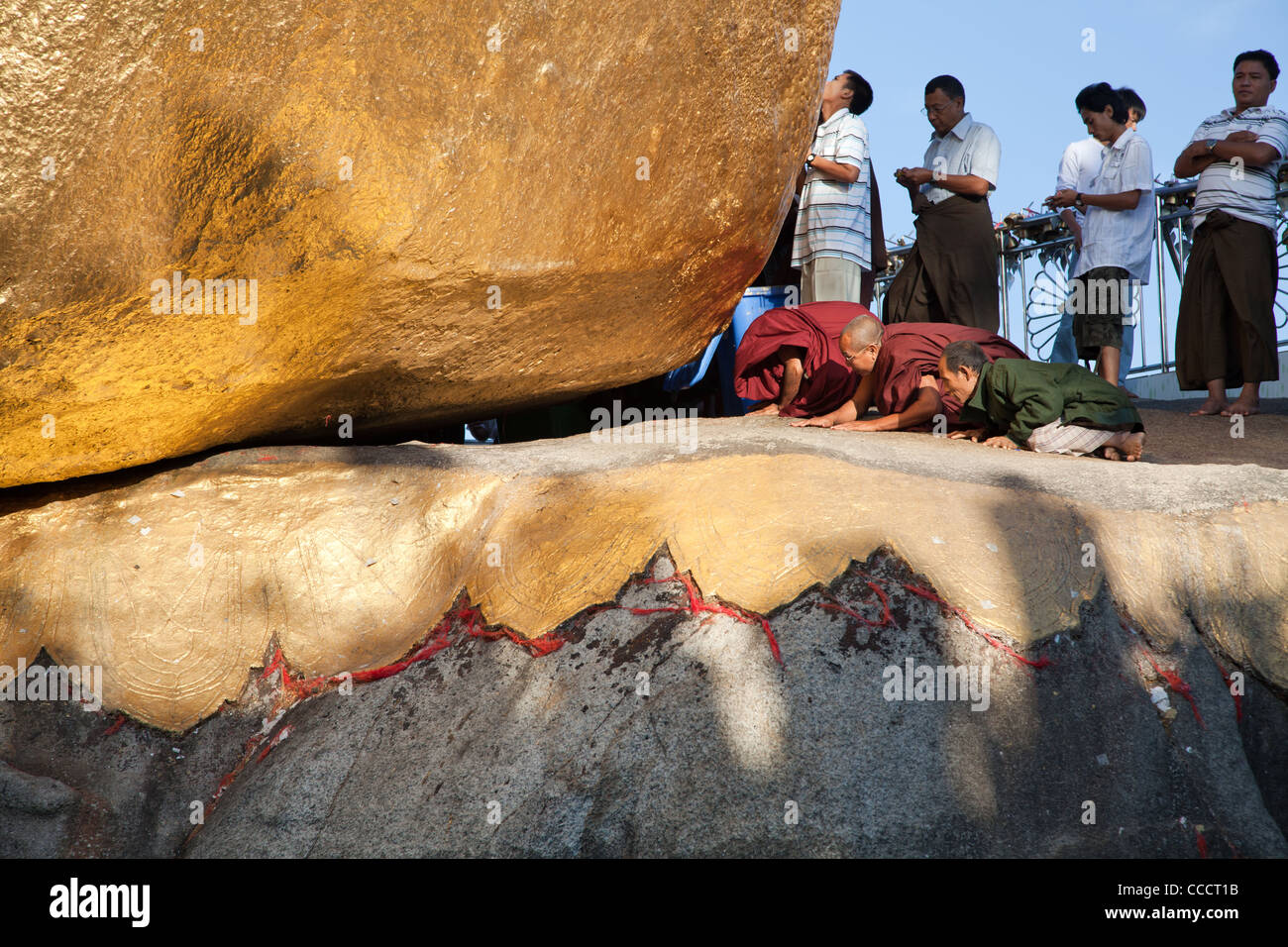 Golden Rock mit betenden Menschen - eines der meisten buddhistischen Anbetung legen in Burma. Stockfoto