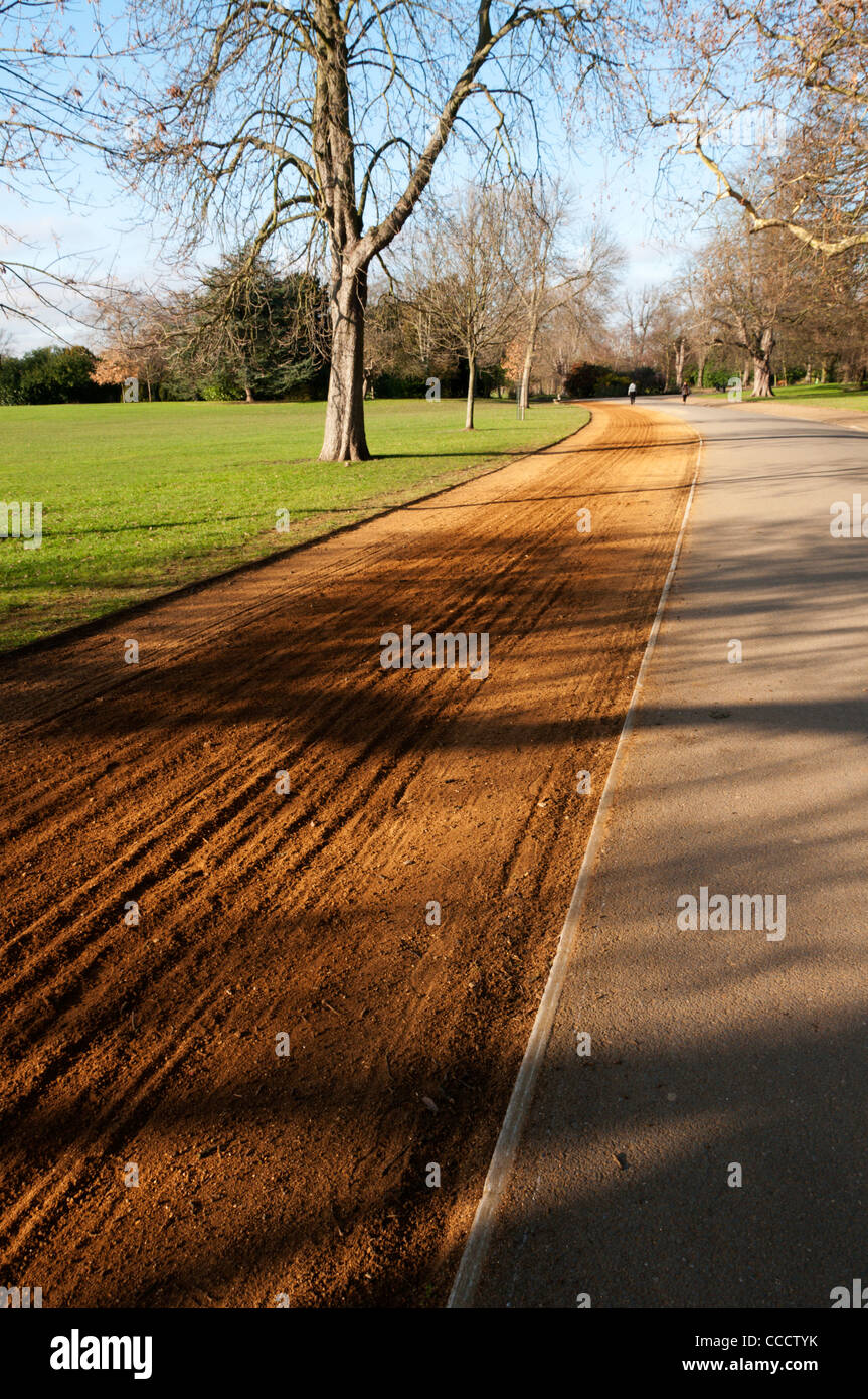 Eine ungenutzte Laufstrecke in einem Park in Süd-London. Stockfoto