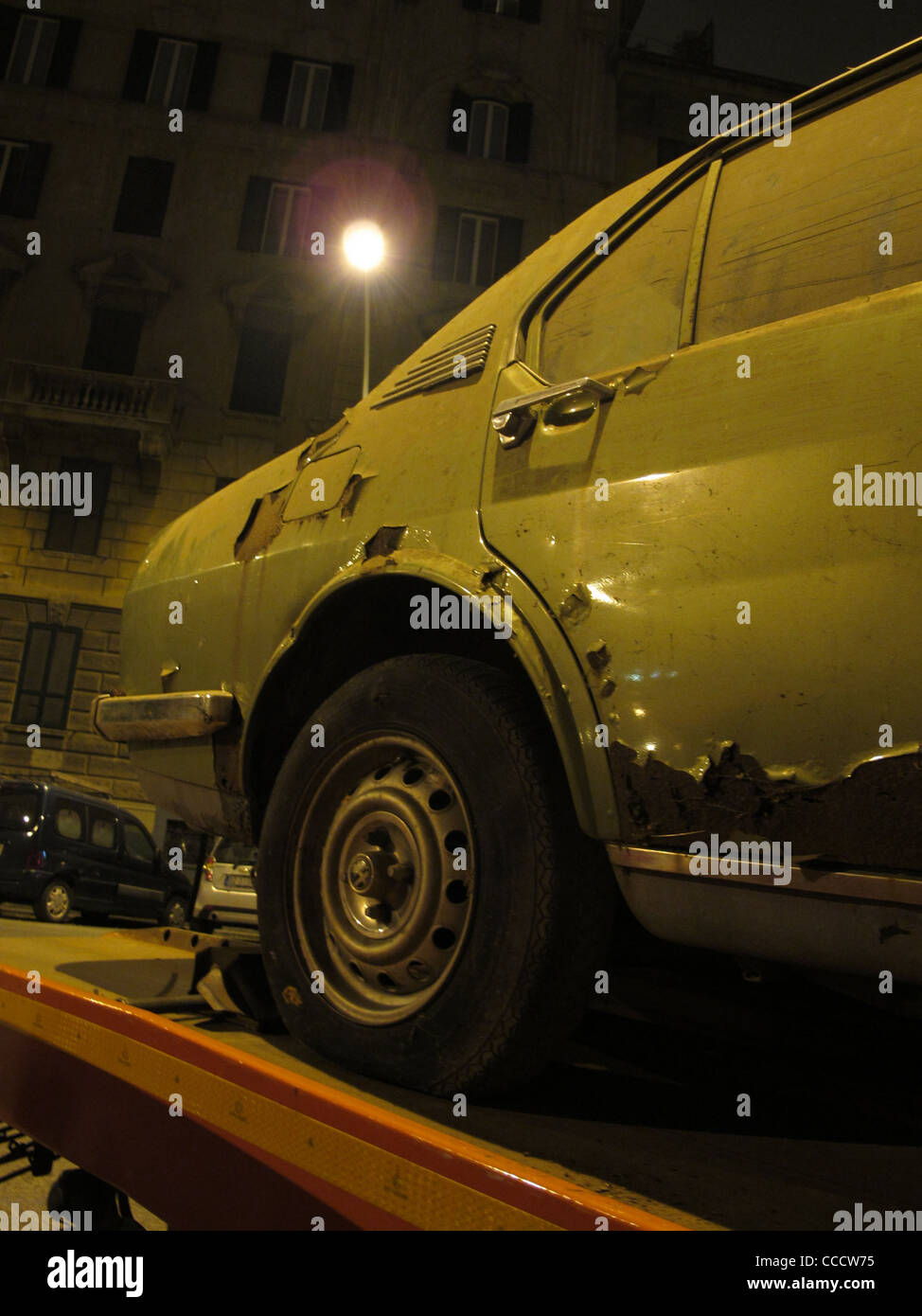 verlassene alte beschädigte Auto im Schlepptau Weg LKW LKW in der Nacht in der Stadt Stadt Stockfoto