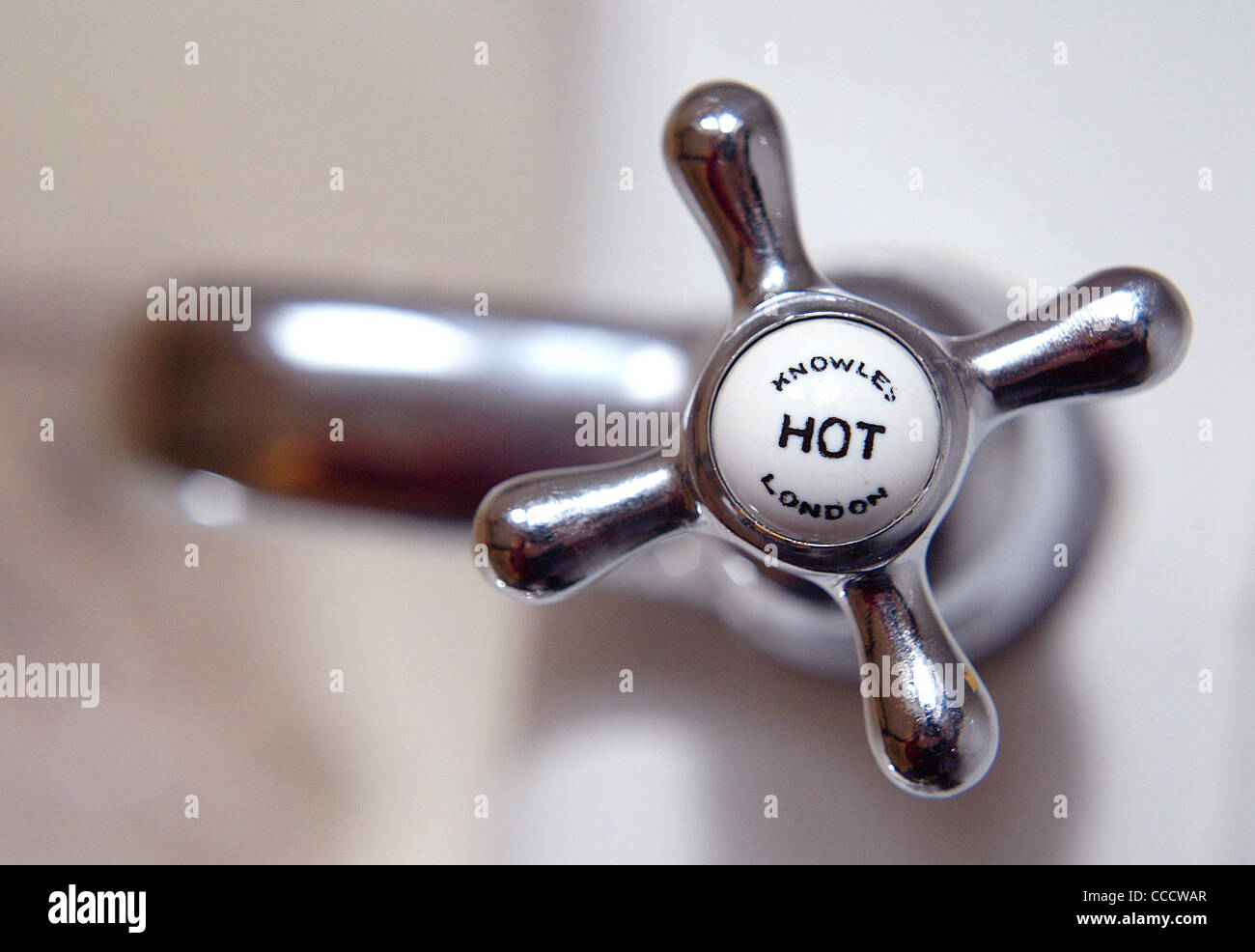 Wasser tropft aus einer Badewanne Wasserhahn. Stockfoto