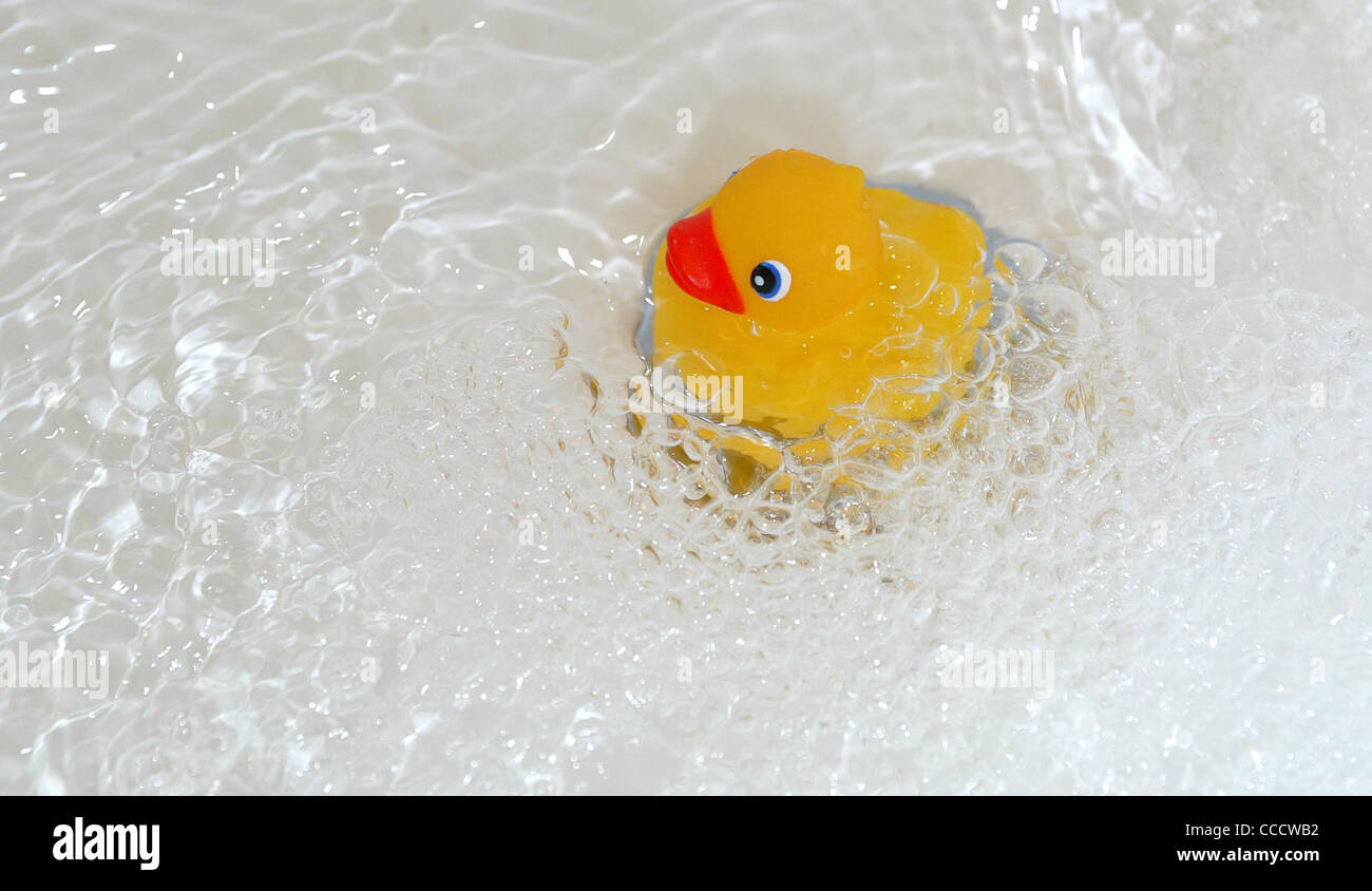 Gummiente in eine Badewanne voll Wasser. Stockfoto