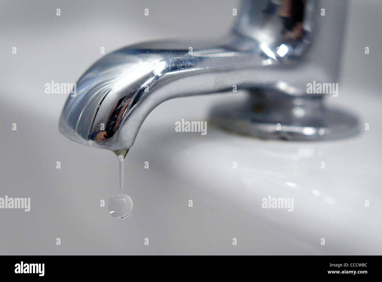Wasser tropft aus einer Badewanne Wasserhahn. Stockfoto
