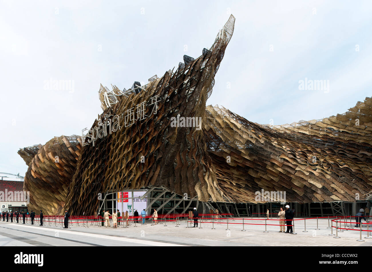 Spanien '' S Pavillon besteht aus Peddigrohr auf der Außenseite. Freuen Sie sich auf eine riesige animierte Baby Installation.It wird erstellt, indem Miralles Stockfoto