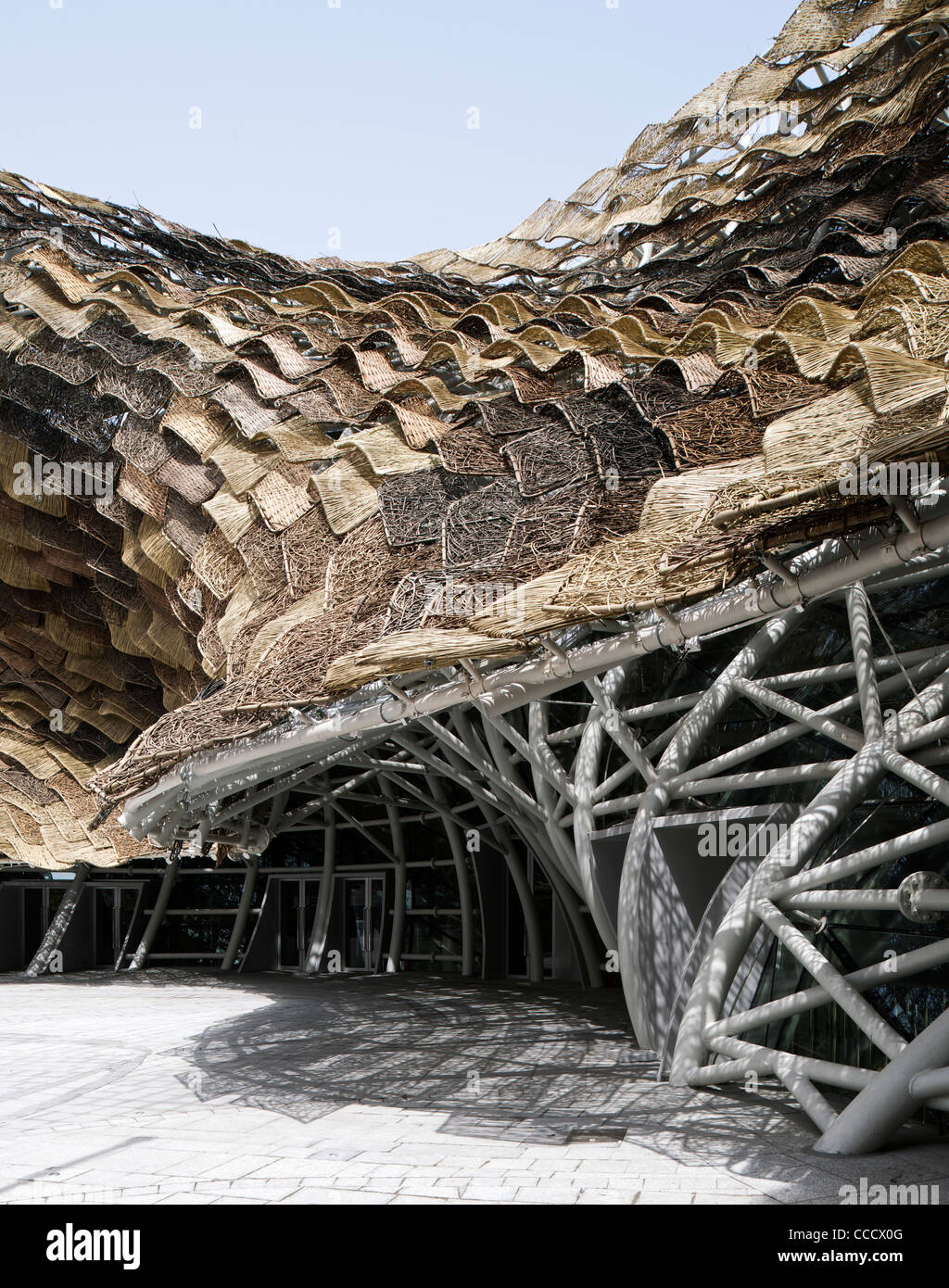 Spanien '' S Pavillon besteht aus Peddigrohr auf der Außenseite. Freuen Sie sich auf eine riesige animierte Baby Installation.It wird erstellt, indem Miralles Stockfoto